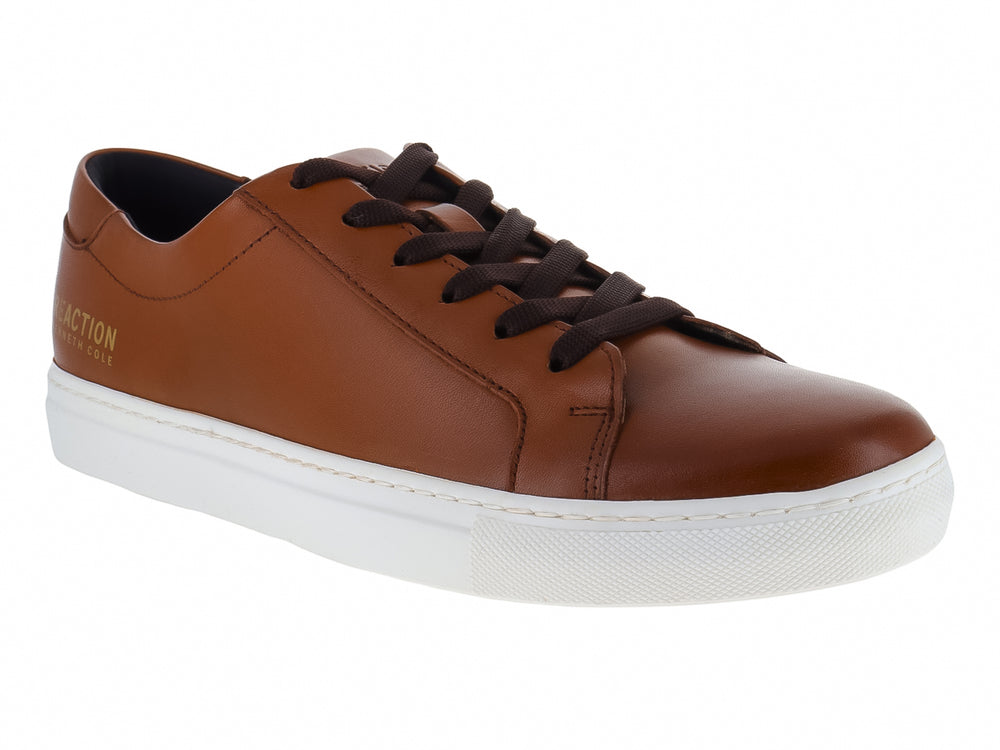 Tenis Kenneth Cole Reaction de piel color nuez con suela blanca y cordones marrón oscuro.