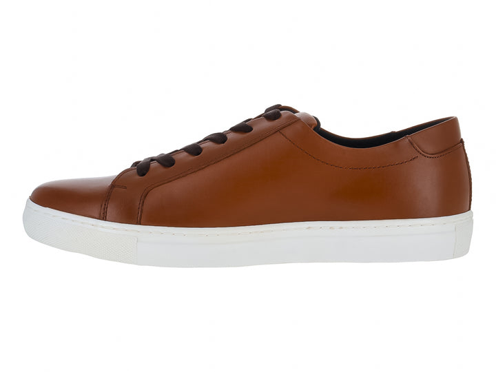 Tenis Kenneth Cole Reaction de piel color nuez con suela blanca y cordones marrón oscuro.