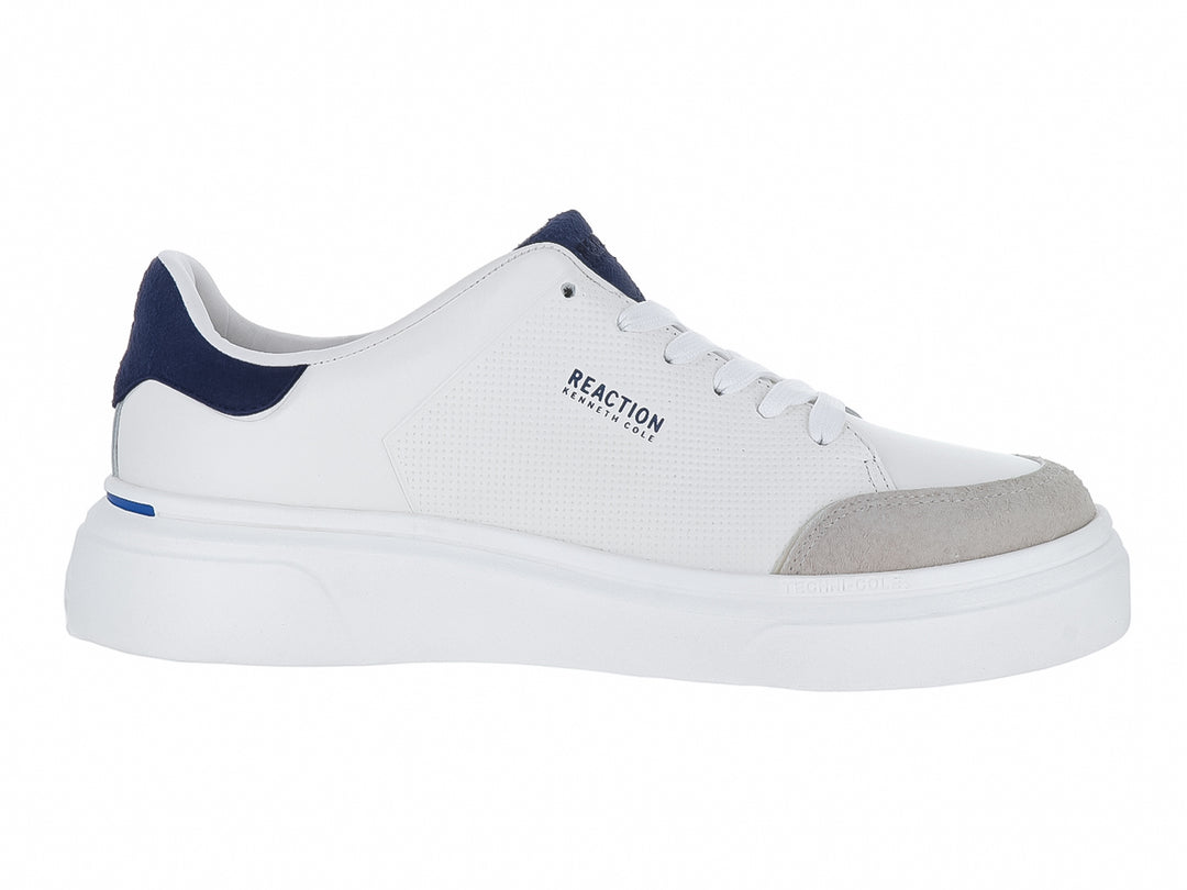 Tenis Kenneth Cole Reaction en color blanco con detalles en azul marino y punta gris, suela blanca ancha.
