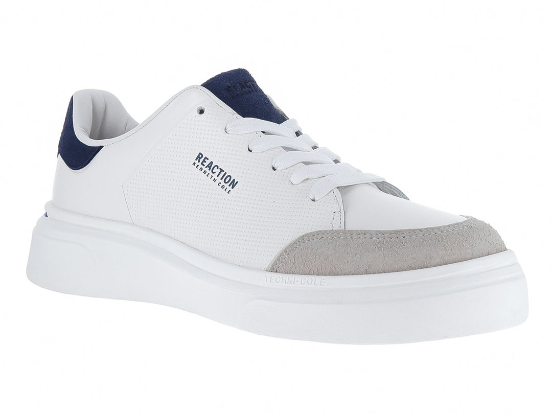 Tenis Kenneth Cole Reaction en color blanco con detalles en azul marino y punta gris, suela blanca ancha.
