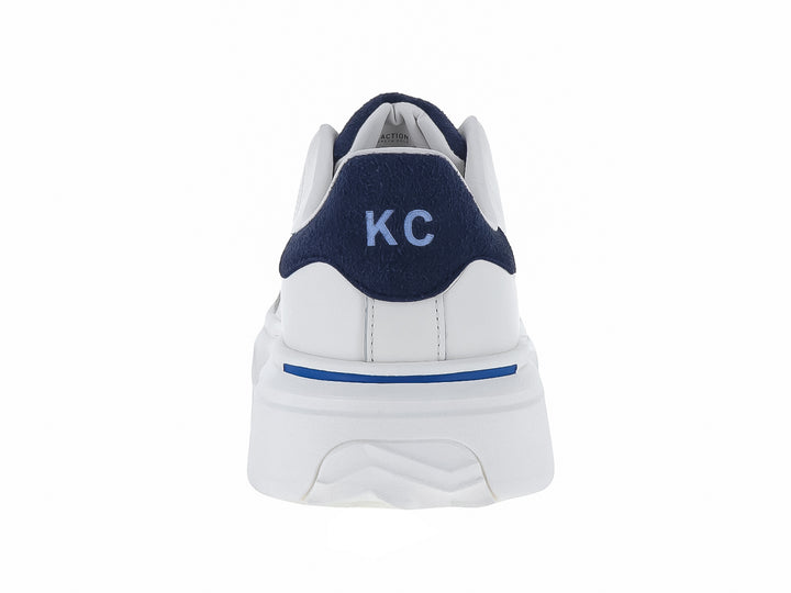 Tenis Kenneth Cole Reaction en color blanco con detalles en azul marino y punta gris, suela blanca ancha.