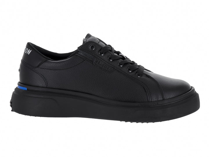 Tenis Kenneth Cole color negro con suela de plataforma y un pequeño detalle azul lateral.