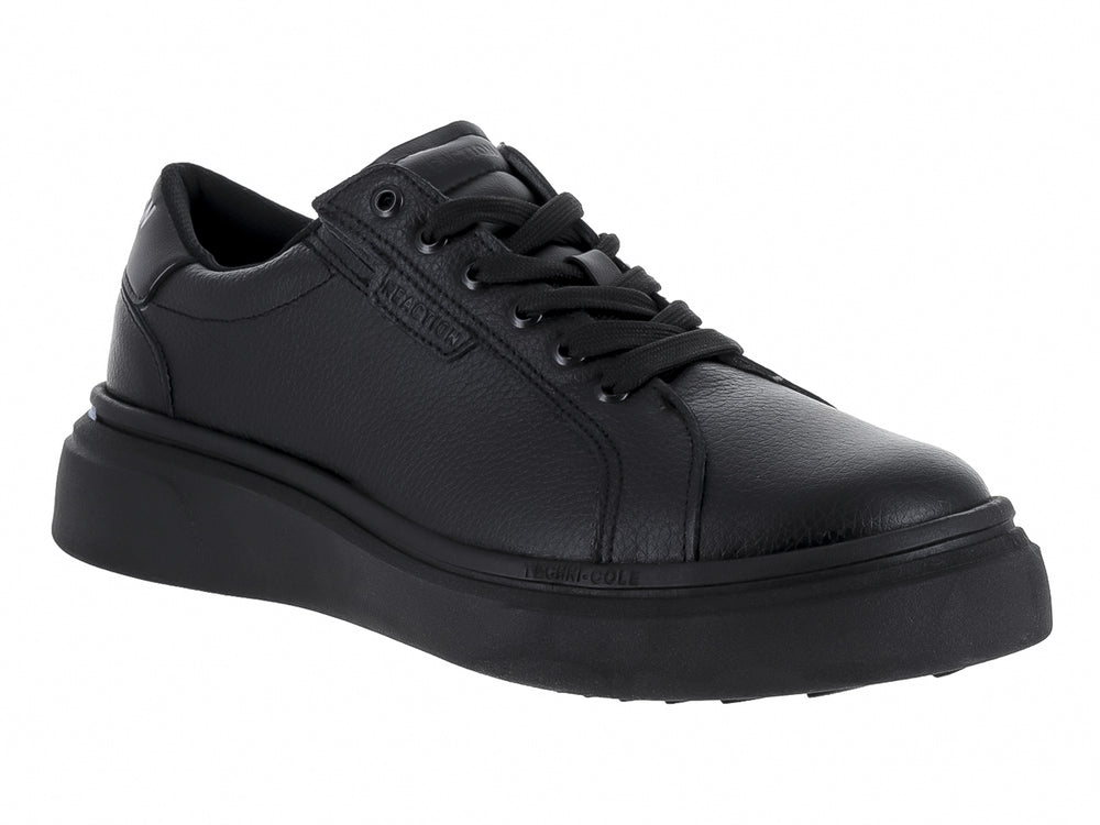 Tenis Kenneth Cole color negro con suela de plataforma y un pequeño detalle azul lateral.
