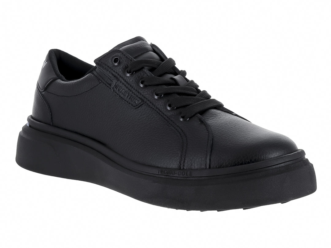 Tenis Kenneth Cole color negro con suela de plataforma y un pequeño detalle azul lateral.