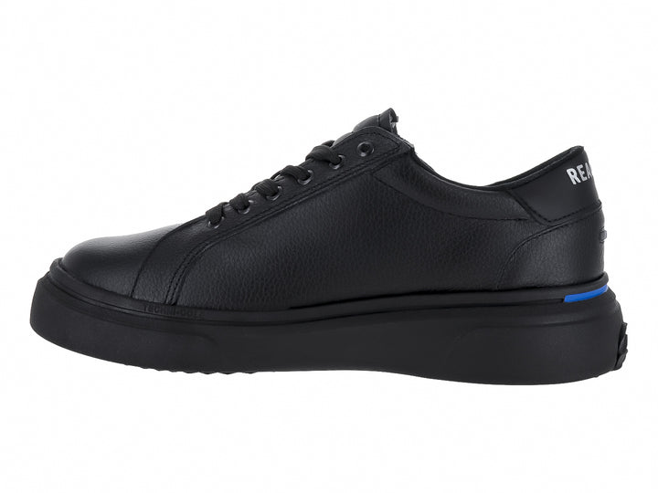 Tenis Kenneth Cole color negro con suela de plataforma y un pequeño detalle azul lateral.