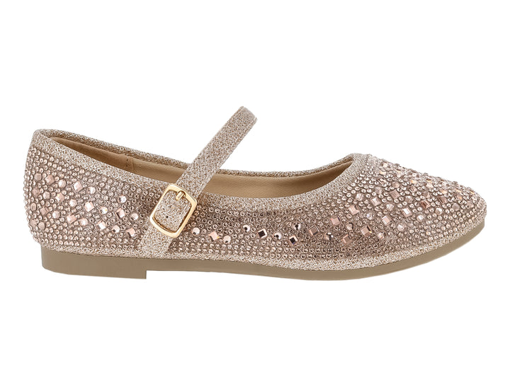 Zapato plano color champagne con brillantes y correa con hebilla dorada.