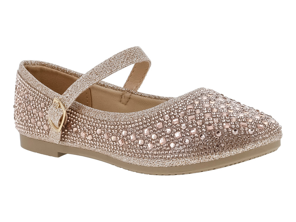 Zapato plano color champagne con brillantes y correa con hebilla dorada.