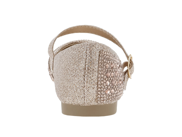 Zapato plano color champagne con brillantes y correa con hebilla dorada.