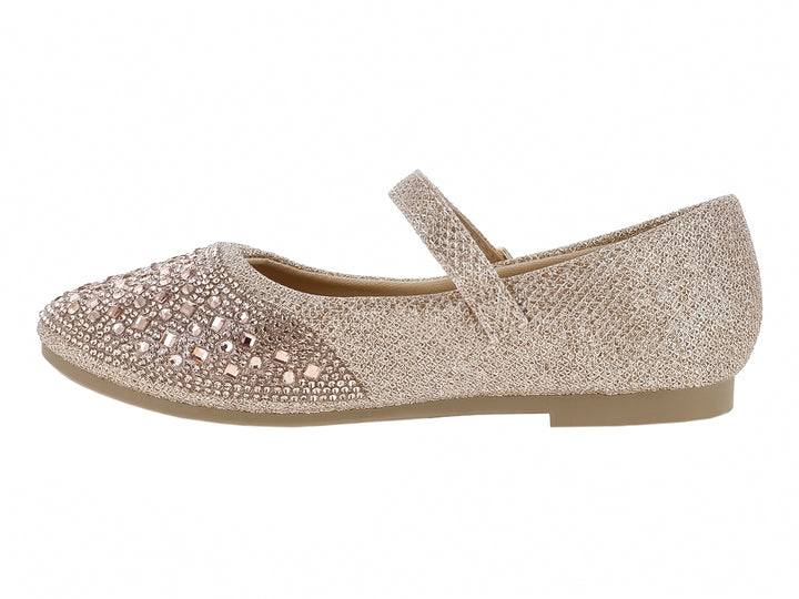 Zapato plano color champagne con brillantes y correa con hebilla dorada.
