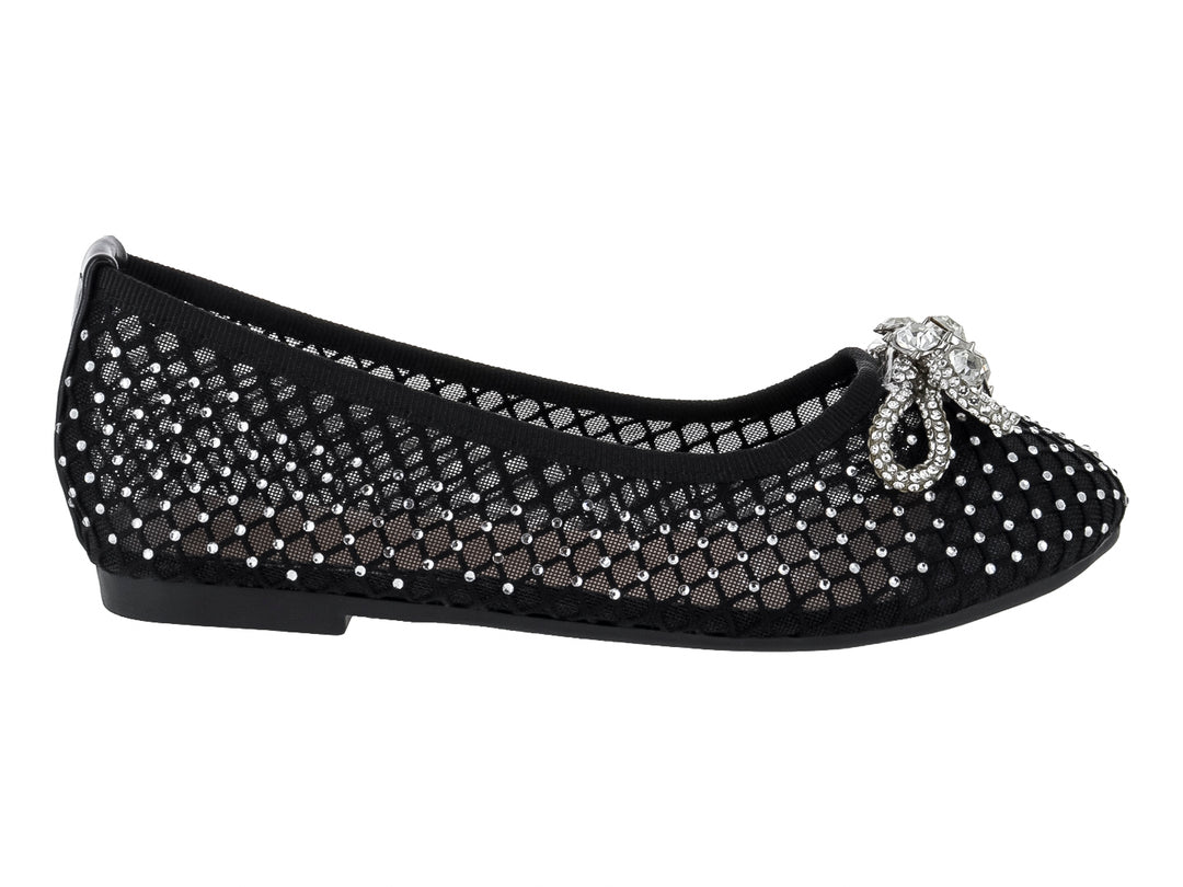 Zapato plano negro de malla con incrustaciones de brillantes y un moño decorativo en la punta.