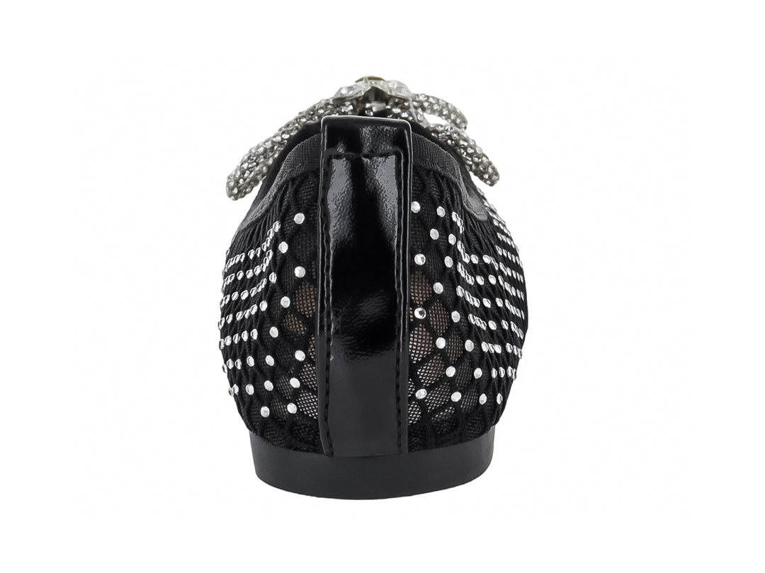 Zapato plano negro de malla con incrustaciones de brillantes y un moño decorativo en la punta.