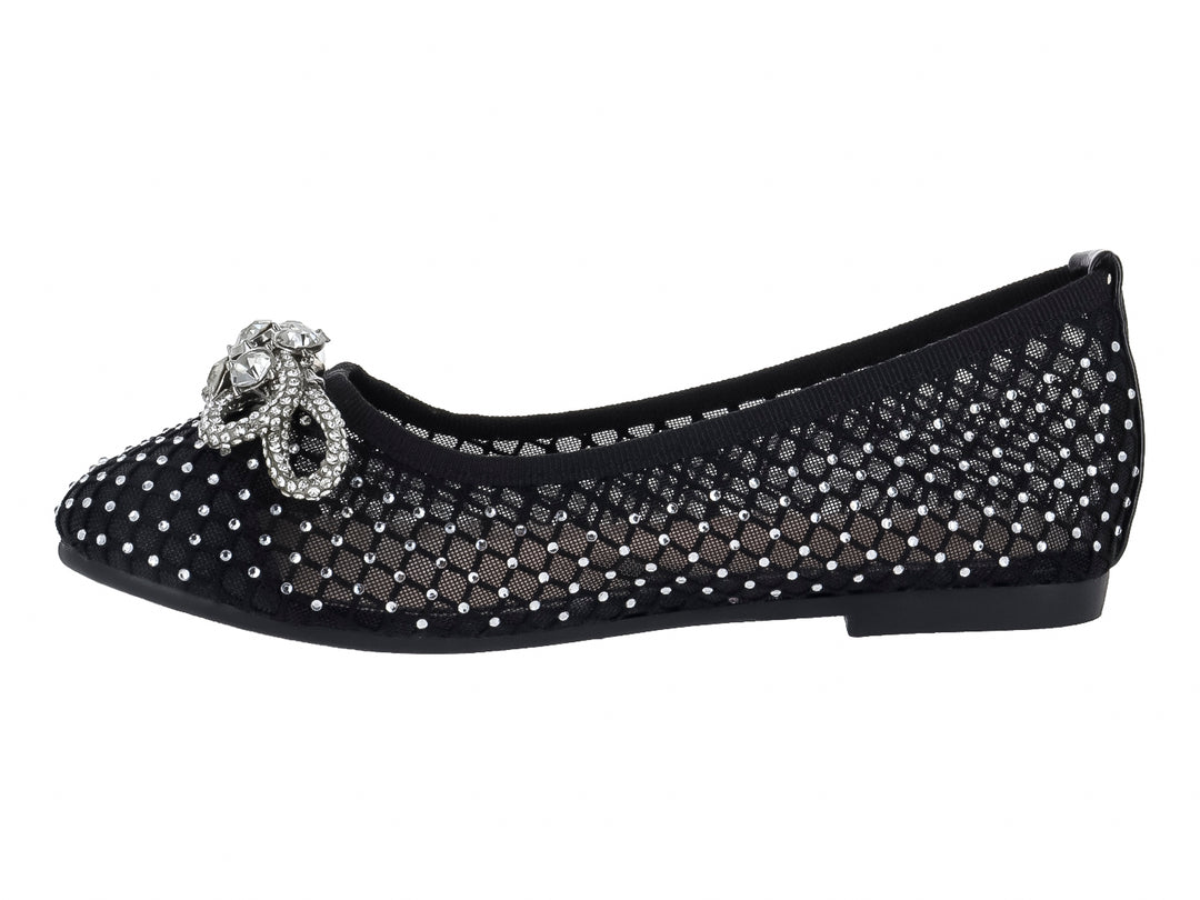 Zapato plano negro de malla con incrustaciones de brillantes y un moño decorativo en la punta.