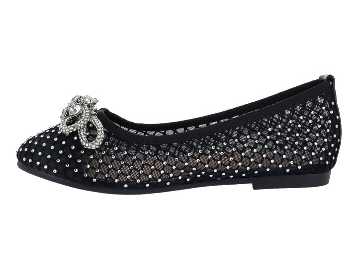 Zapato plano negro de malla con incrustaciones de brillantes y un moño decorativo en la punta.