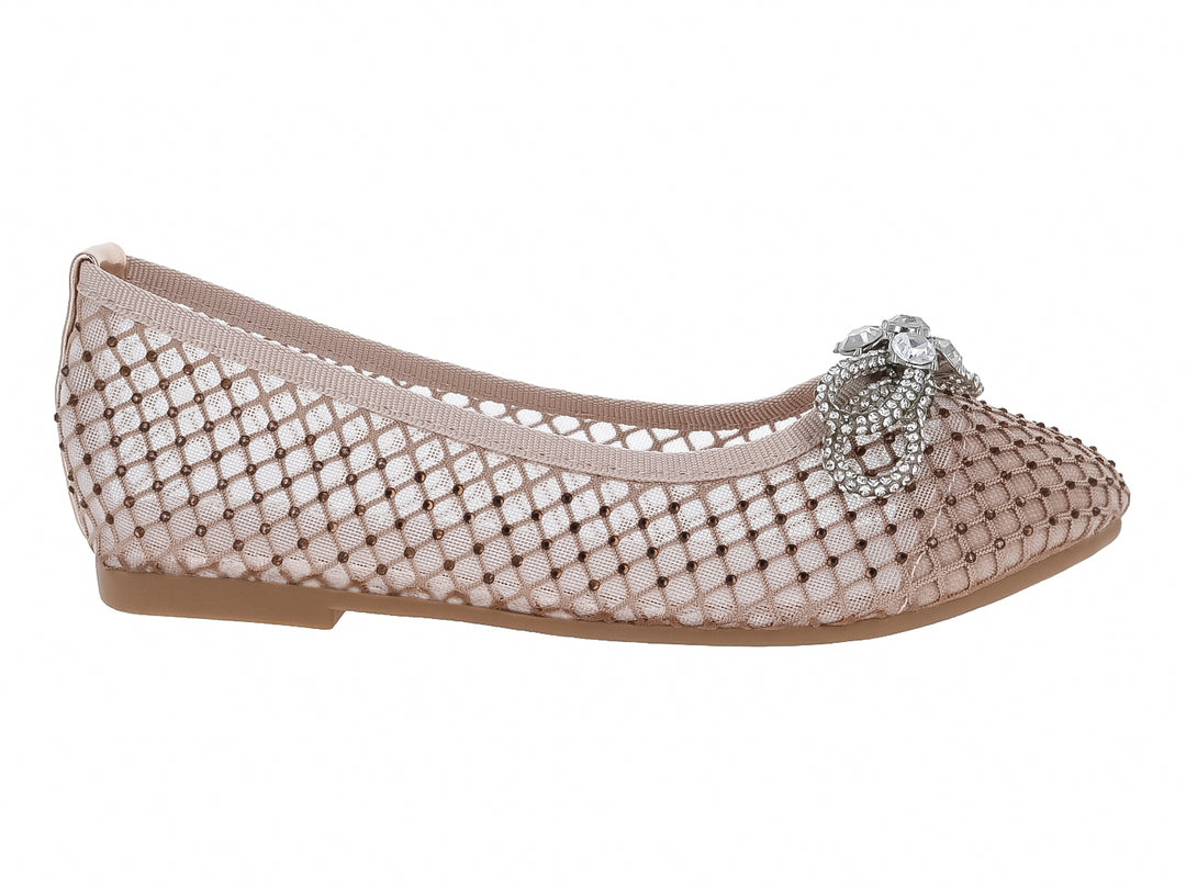 Zapato plano color rose gold con diseño de malla y moño con pedrería brillante.