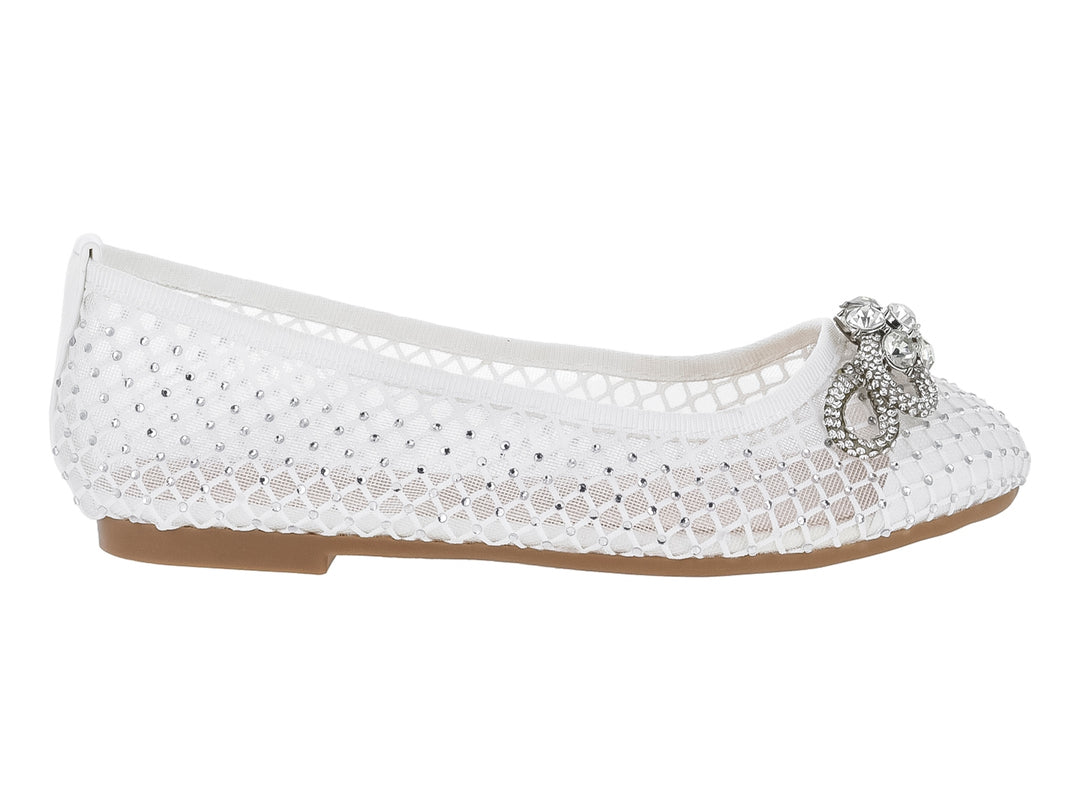 Zapato plano blanco con diseño de malla, detalles de pedrería y un moño decorativo en la punta.