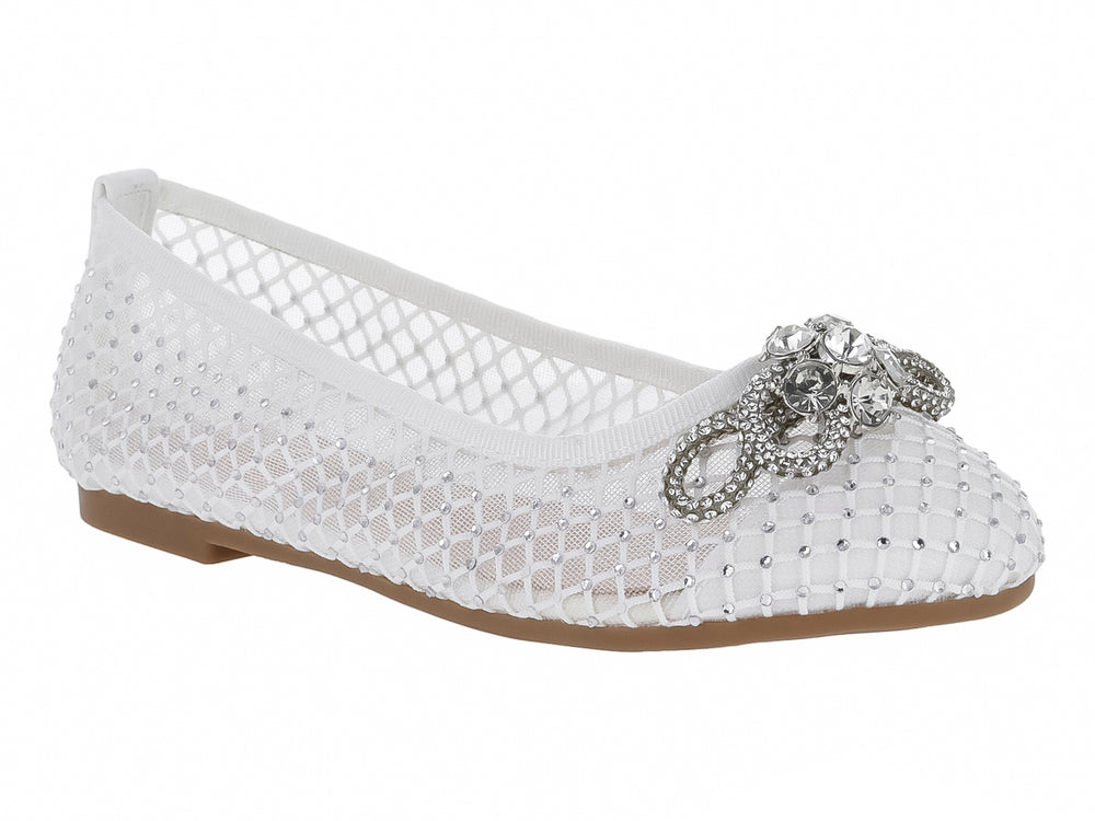Zapato plano blanco con diseño de malla, detalles de pedrería y un moño decorativo en la punta.