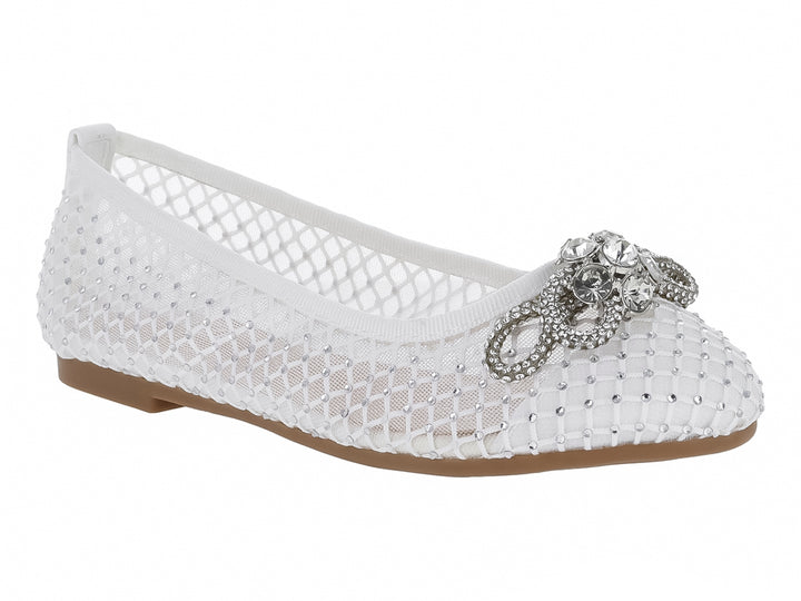 Zapato plano blanco con diseño de malla, detalles de pedrería y un moño decorativo en la punta.