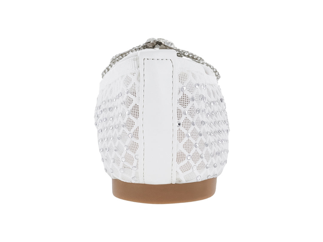 Zapato plano blanco con diseño de malla, detalles de pedrería y un moño decorativo en la punta.