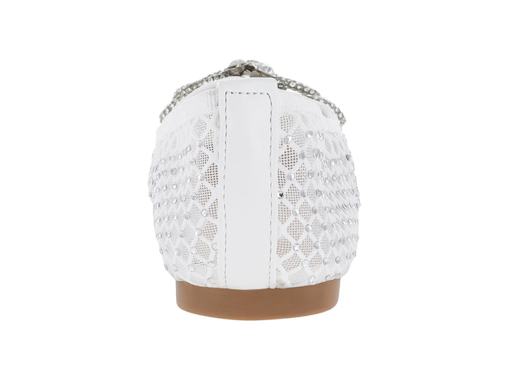 Zapato plano blanco con diseño de malla, detalles de pedrería y un moño decorativo en la punta.