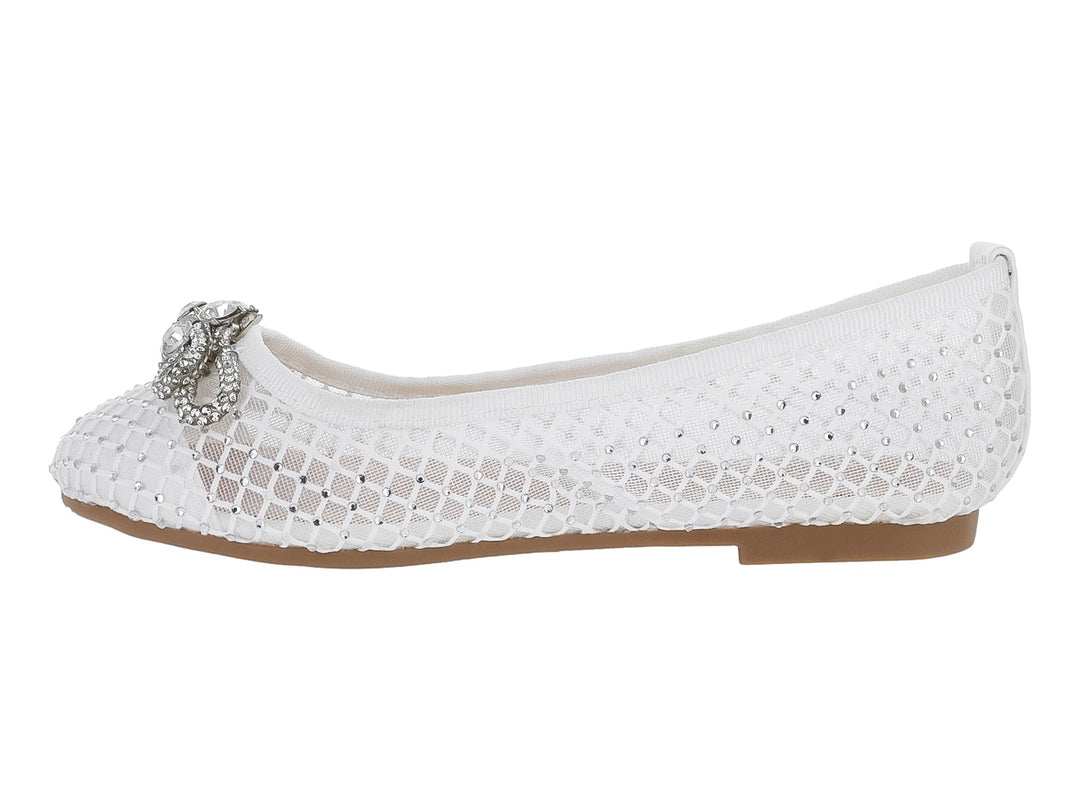 Zapato plano blanco con diseño de malla, detalles de pedrería y un moño decorativo en la punta.