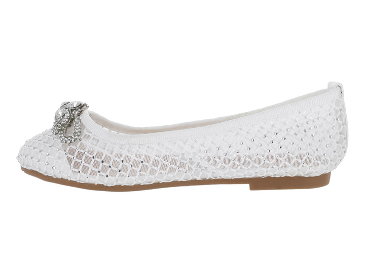 Zapato plano blanco con diseño de malla, detalles de pedrería y un moño decorativo en la punta.