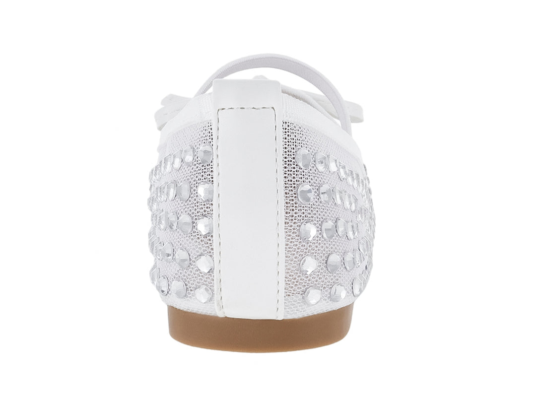 Zapatos planos blancos para niña con detalles de brillantes plateados, moño frontal y correa elástica.
