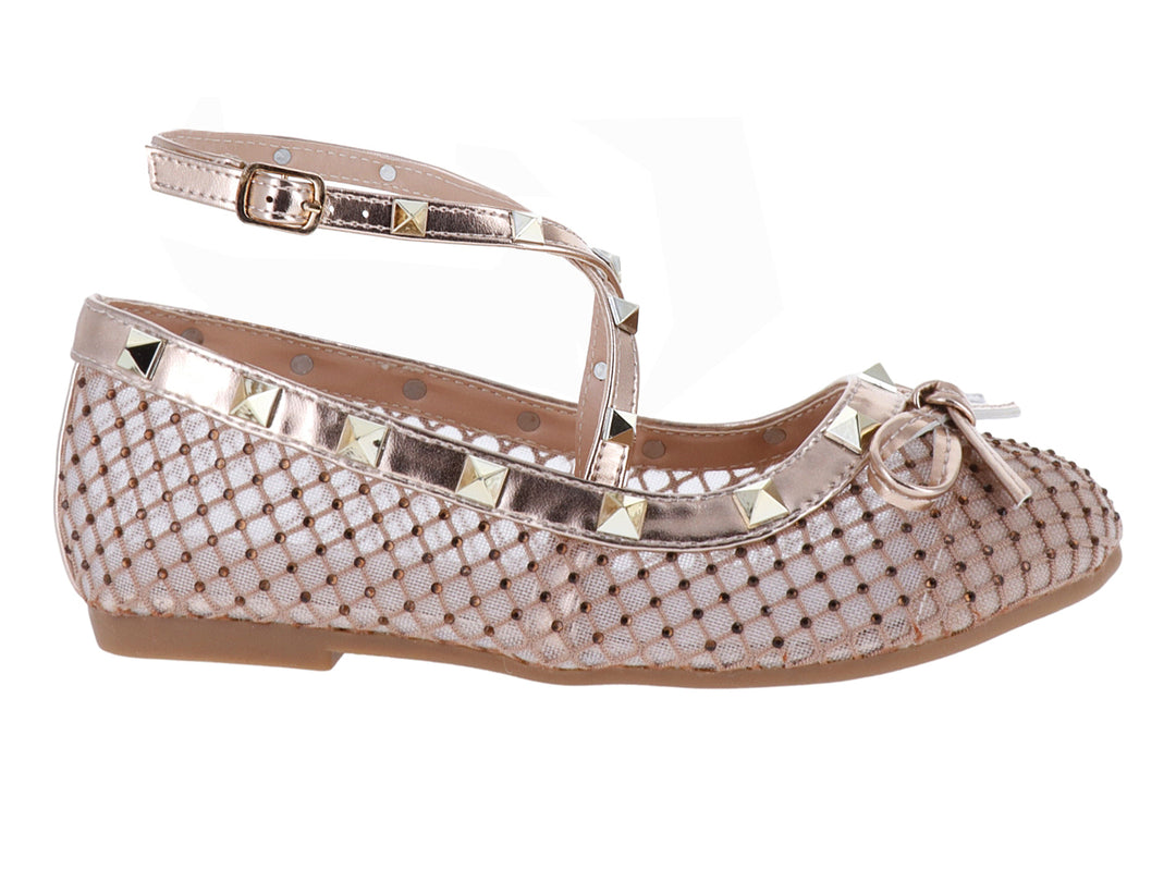 Zapato plano color rose gold con acabado de malla, tachuelas decorativas, moño y correa ajustable.