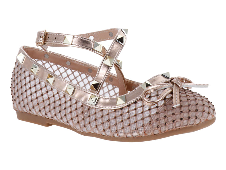 Zapato plano color rose gold con acabado de malla, tachuelas decorativas, moño y correa ajustable.