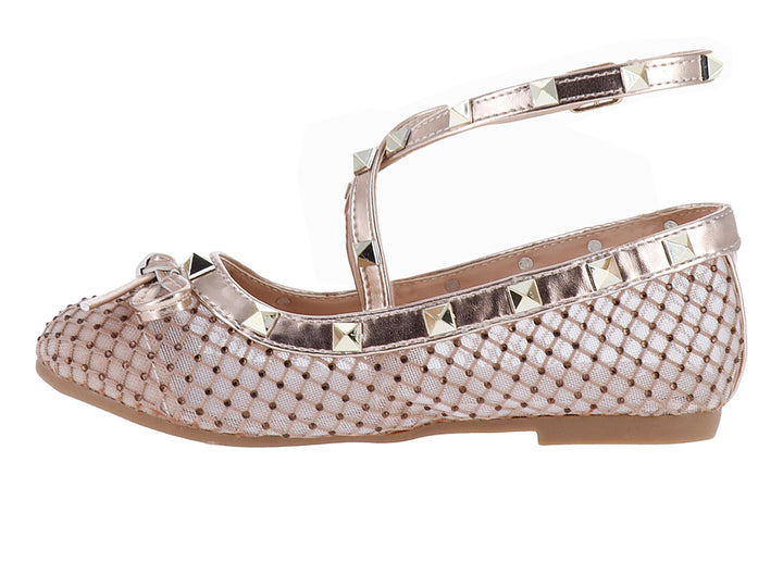 Zapato plano color rose gold con acabado de malla, tachuelas decorativas, moño y correa ajustable.