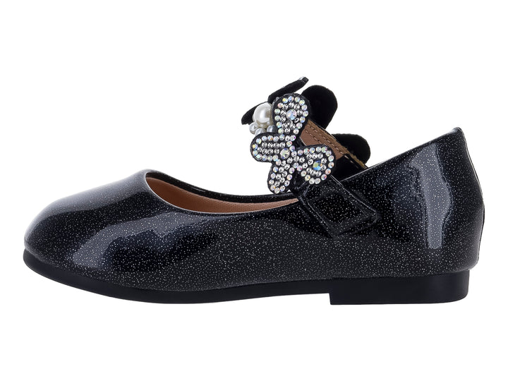 Zapato plano negro brillante para niña con moño decorado con pedrería y una perla central.