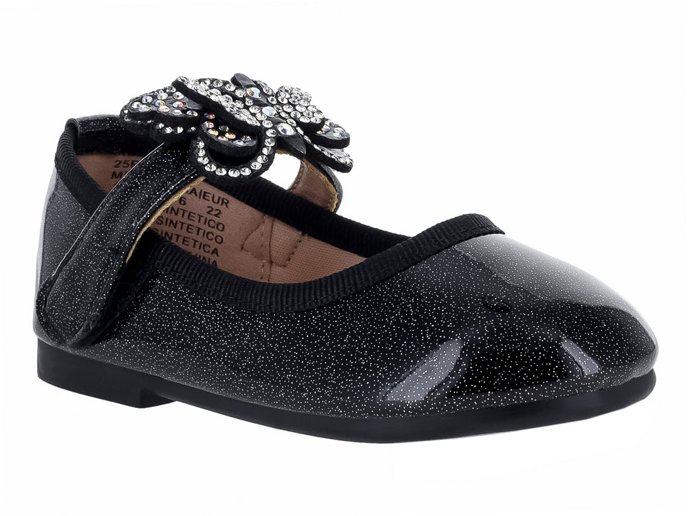 Zapato plano negro brillante para niña con moño decorado con cristales plateados.