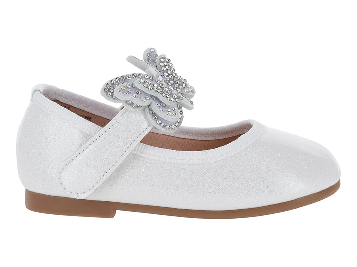Zapato plano blanco para niña con un adorno de mariposa brillante en el empeine.