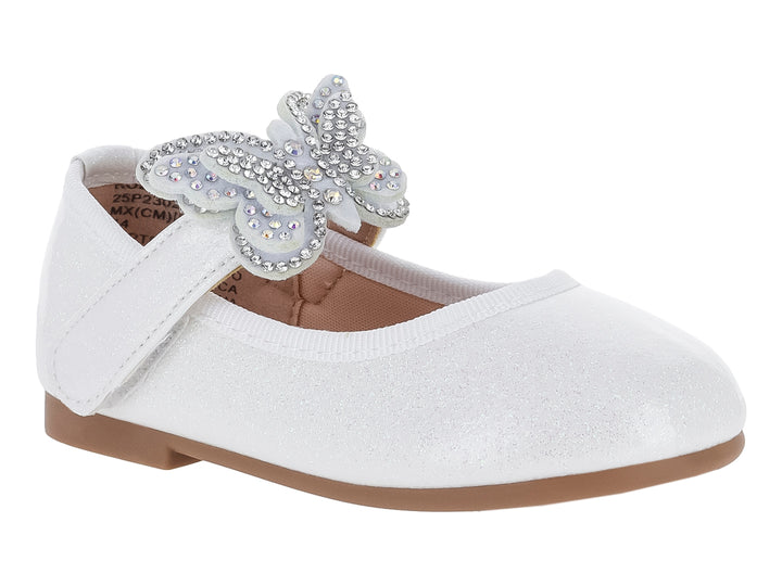 Zapato plano blanco para niña con un adorno de mariposa brillante en el empeine.