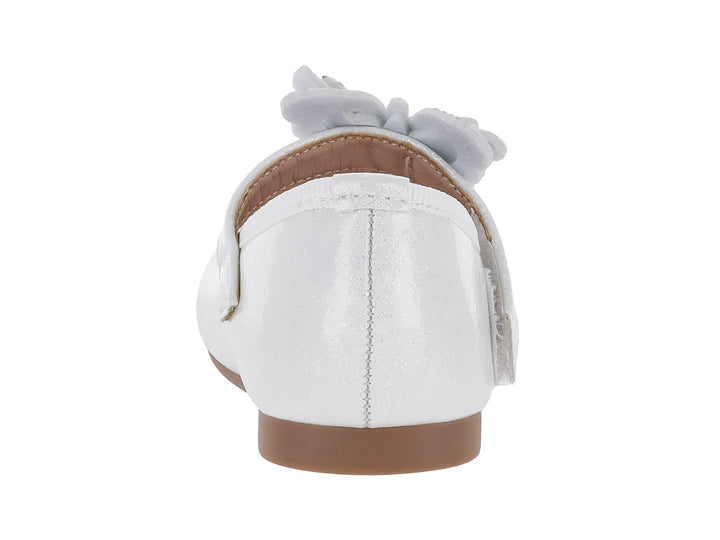 Zapato plano blanco para niña con un adorno de mariposa brillante en el empeine.