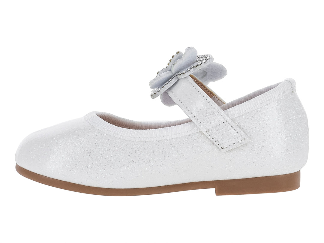 Zapato plano blanco para niña con un adorno de mariposa brillante en el empeine.