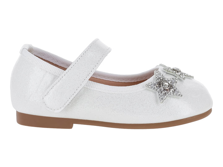 Zapato plano blanco para niña con correa y adornos de estrellas plateadas en la punta.