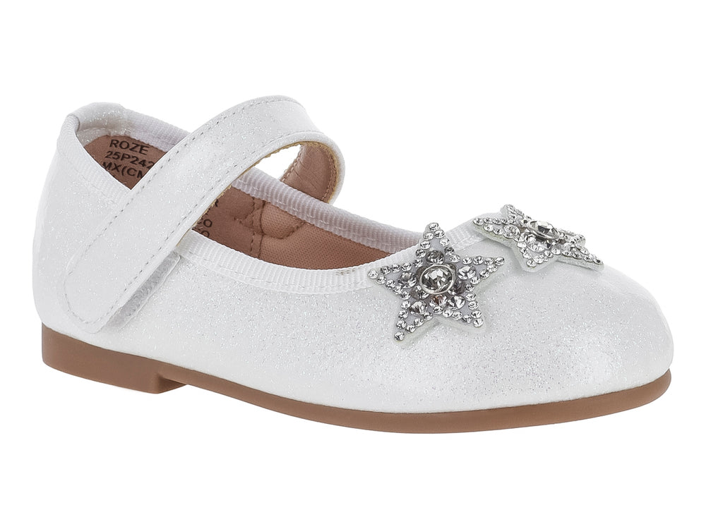 Zapato plano blanco para niña con correa y adornos de estrellas plateadas en la punta.