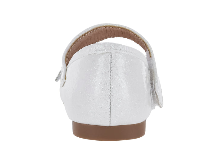 Zapato plano blanco para niña con correa y adornos de estrellas plateadas en la punta.