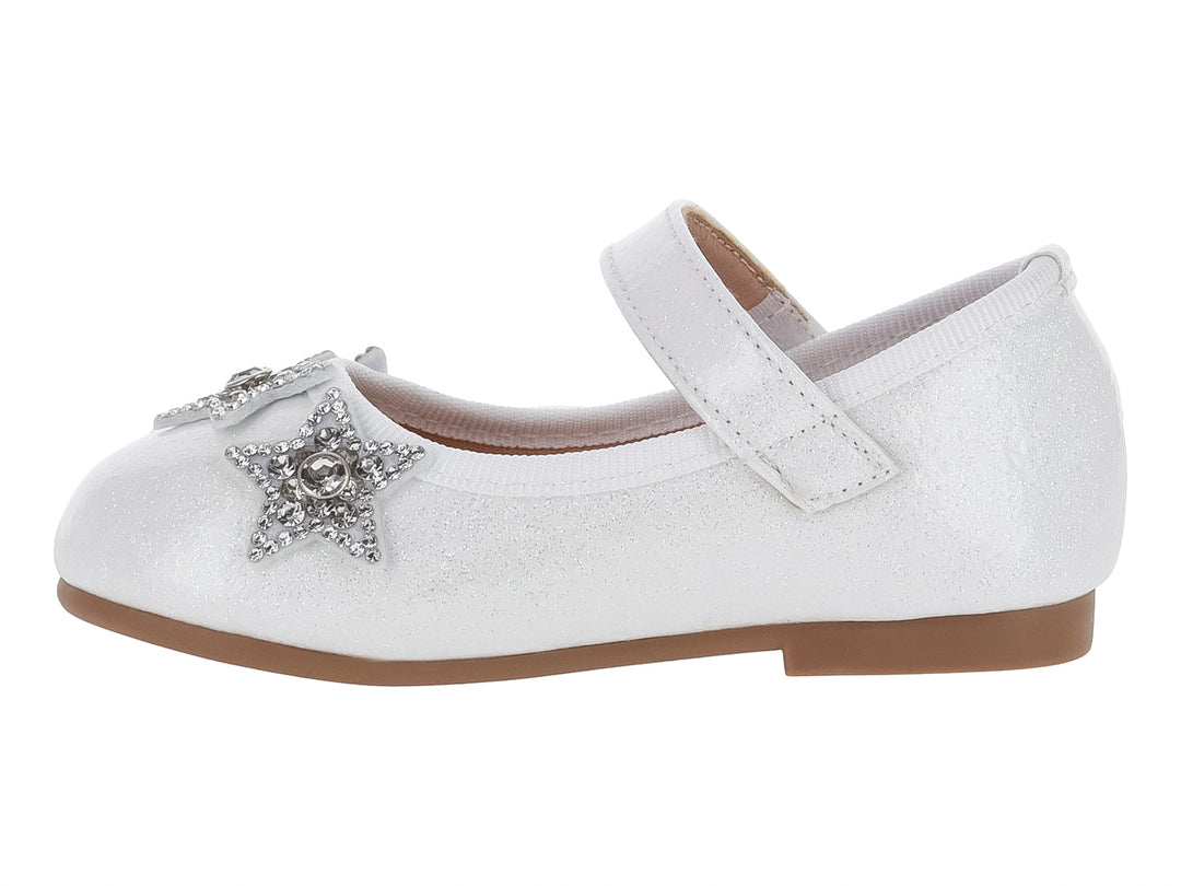Zapato plano blanco para niña con correa y adornos de estrellas plateadas en la punta.