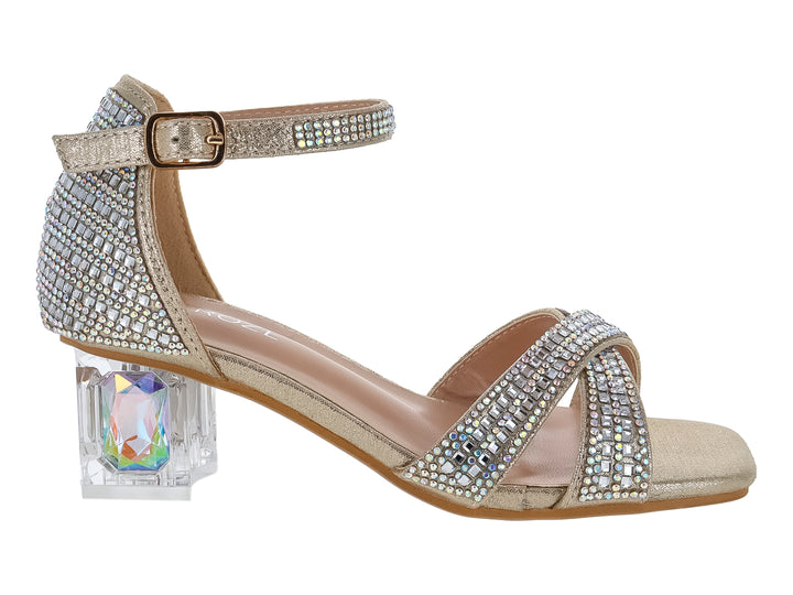 Sandalia dorada con pedrería brillante y tacón cuadrado transparente.