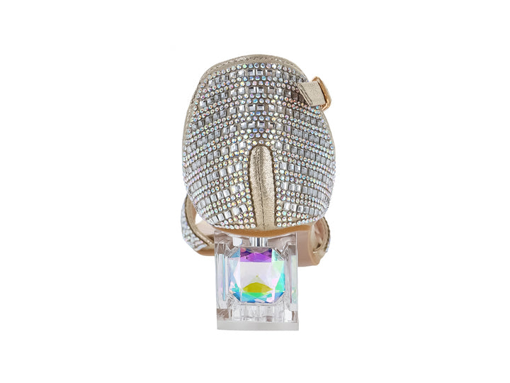 Sandalia dorada con pedrería brillante y tacón cuadrado transparente.