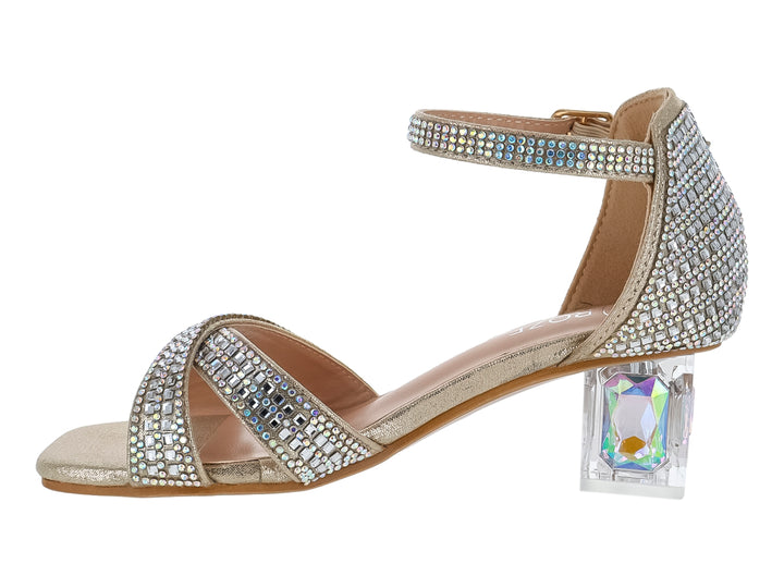 Sandalia dorada con pedrería brillante y tacón cuadrado transparente.