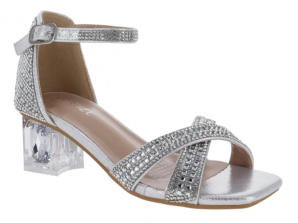 Sandalia plateada con tacón cuadrado transparente y detalles de brillantes en las tiras y el talón.