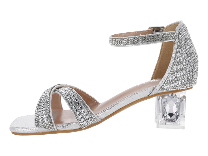 Sandalia plateada con tacón cuadrado transparente y detalles de brillantes en las tiras y el talón.
