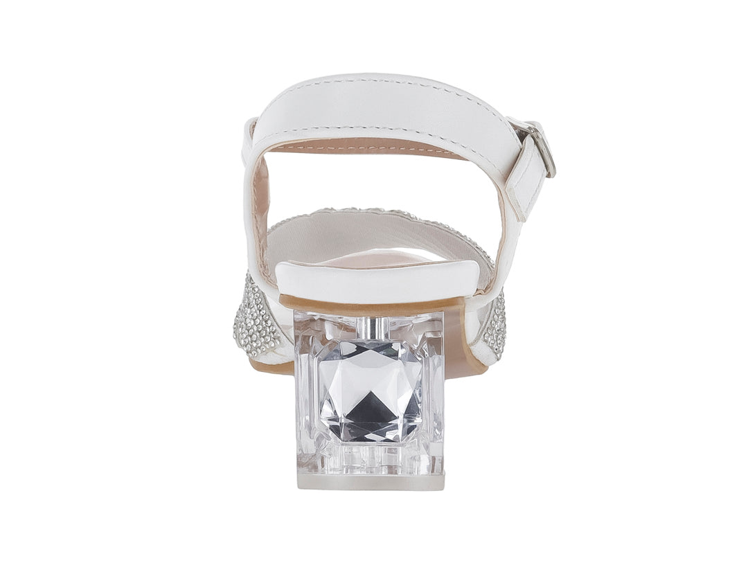 Sandalia blanca con tacón cuadrado transparente y correa frontal decorada con brillantes.
