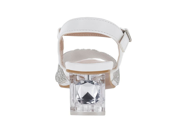 Sandalia blanca con tacón cuadrado transparente y correa frontal decorada con brillantes.