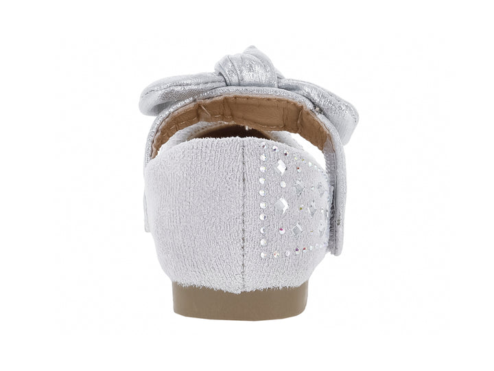 Zapato plano plateado para Niña con moño decorativo y detalles brillantes.
