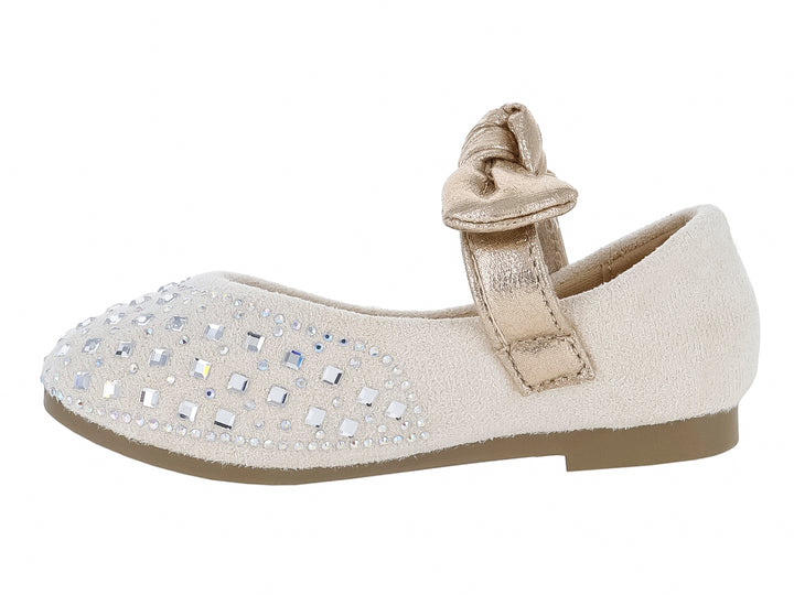 Zapato plano color champagne para niña con detalles de pedrería brillante y un moño decorativo en la parte superior.