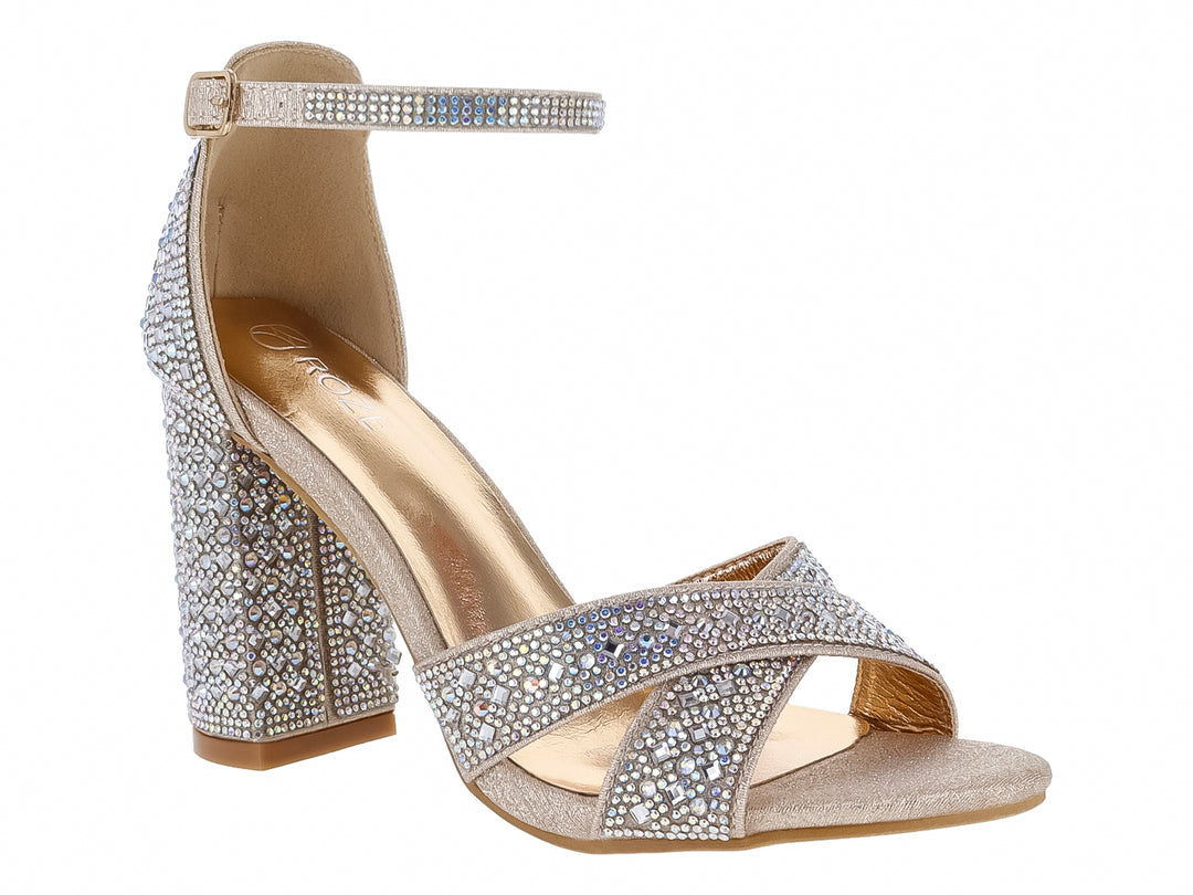 Sandalia color champagne con tacón grueso y detalles de pedrería brillante en las tiras y el tacón.