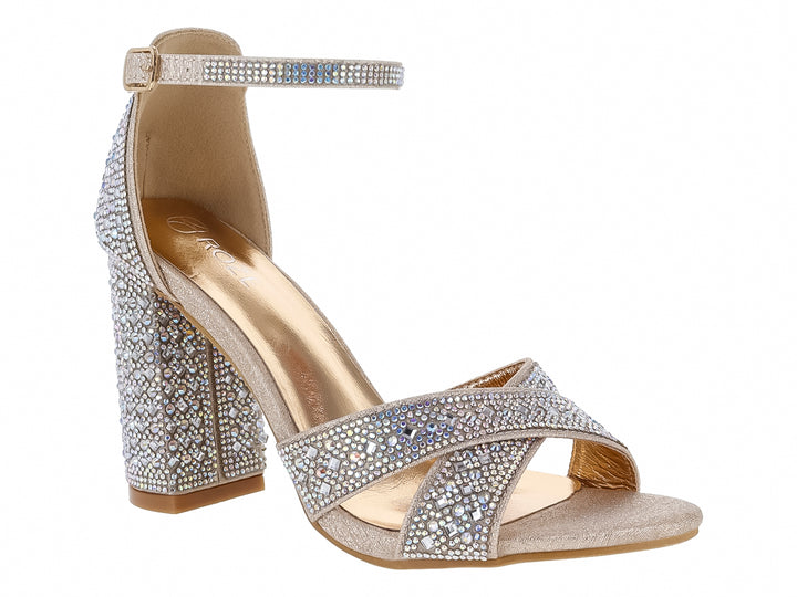 Sandalia color champagne con tacón grueso y detalles de pedrería brillante en las tiras y el tacón.